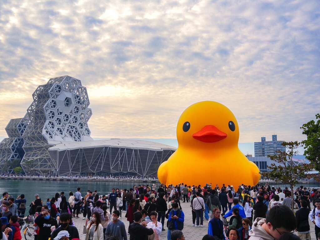 圖1、巨萌黃色小鴨吸引眾多遊客前來朝聖（照片出處：周家鴻）