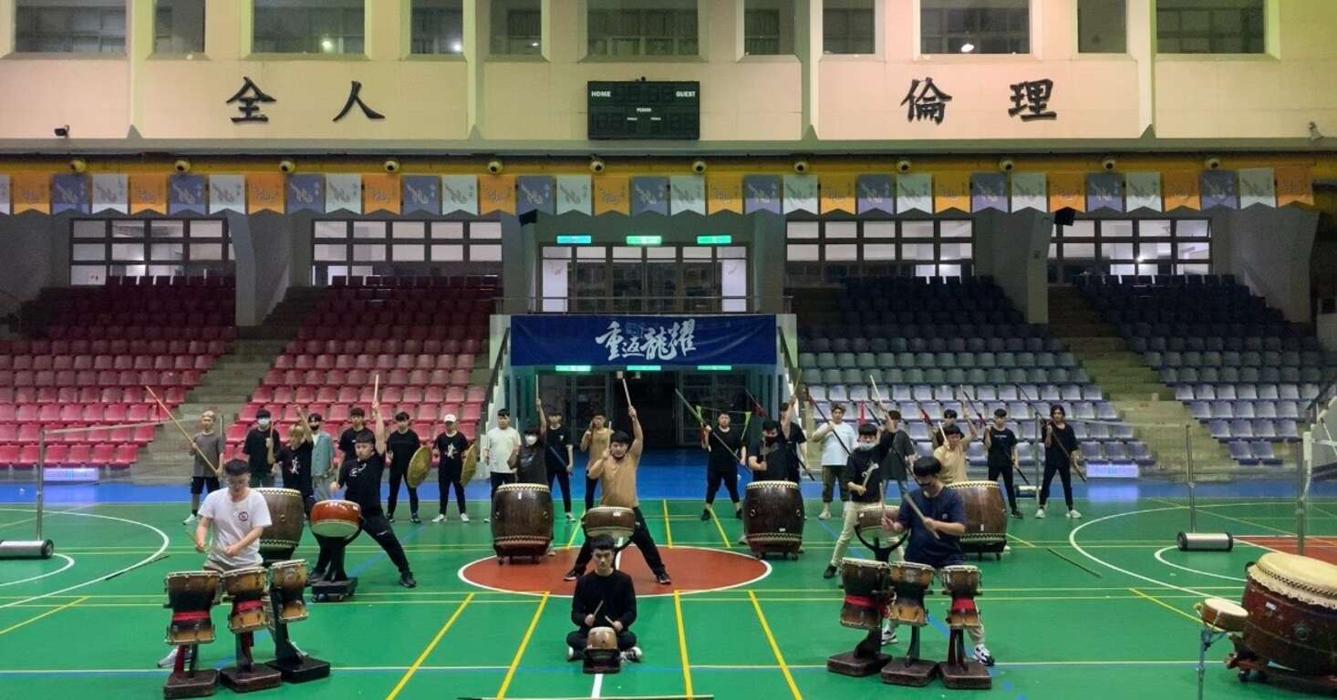 圖7.龍華宋江於創意陣頭大賽前加緊練習，將運用傳統的旗舞和扇舞技巧展現華麗舞台效果。