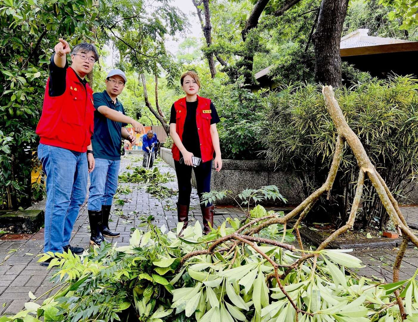 圖七：李懷仁副市長、觀光局高閔琳局長共同前往動物園視察園區受損狀況。
