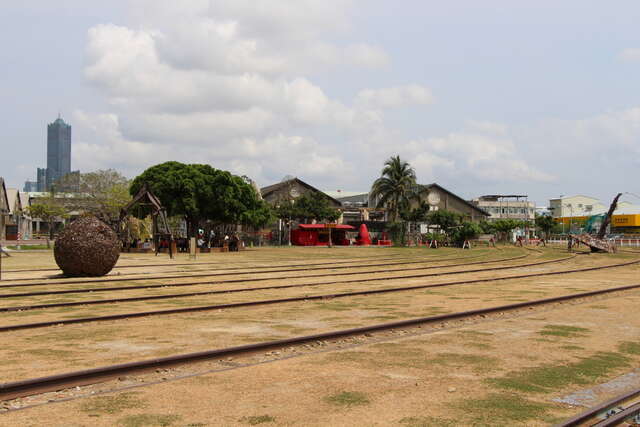 哈瑪星鐵道文化園區草皮與舊鐵道共生
