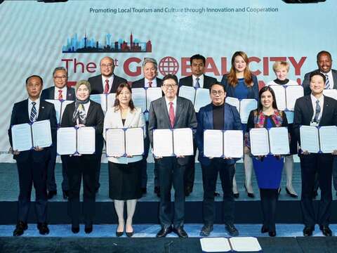 Kaohsiung Tourism Bureau Director-General Kao, Min-lin, Joins a Group Photo with International City Representatives After Signing the "Global City Tourism Joint Declaration."