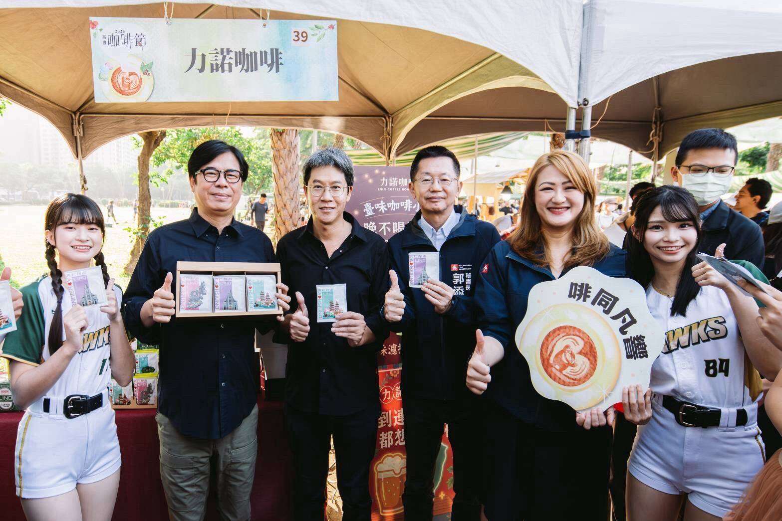 圖6.市長陳其邁驚喜現身咖啡節現場，體驗原鄉咖啡的濃醇香，力邀歡迎海內外遊客及演唱會歌迷粉絲，來感受高雄的暖冬的咖啡浪漫