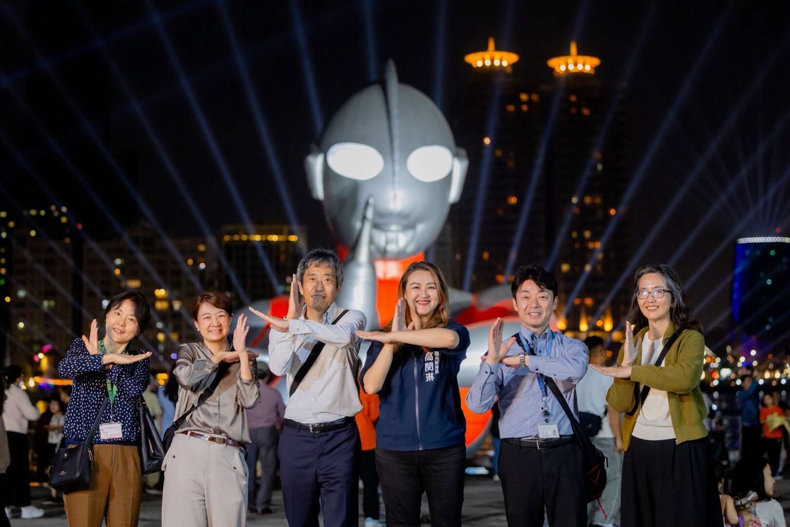 圖1. 八王子市副市長植原康浩等官方代表，趣味地模仿起超人力霸王，並齊聲高喊「洗襪子」。