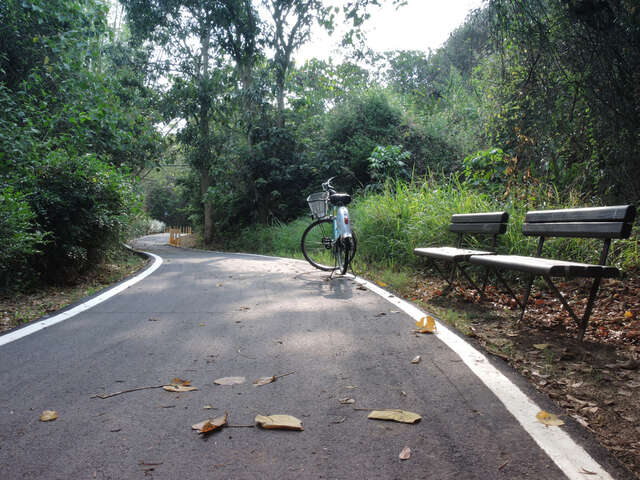 A Gong Dian Reservoir Bike Path
