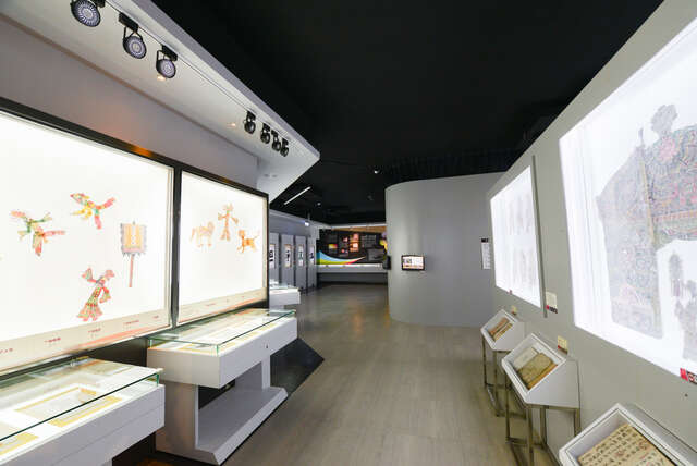 皮影戲館保存臺灣本土的皮影戲並收集許多皮影文物相關資料